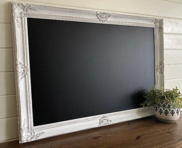 Papan tulis dengan bingkai kayu putih